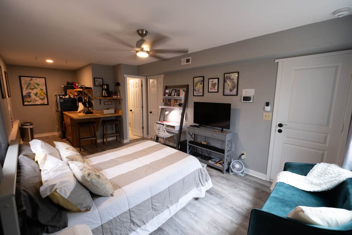 Private Suite-Close to Little Sugar. Pets allowed.